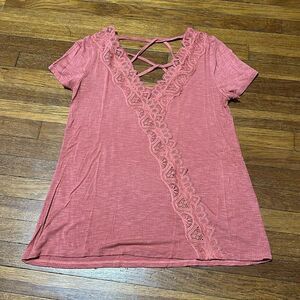 Daytrip (The Buckle) Women’s Criss Cross Back Faux Wrap Tee, Ribbed Fabric, S